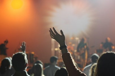 congregants worshiping 